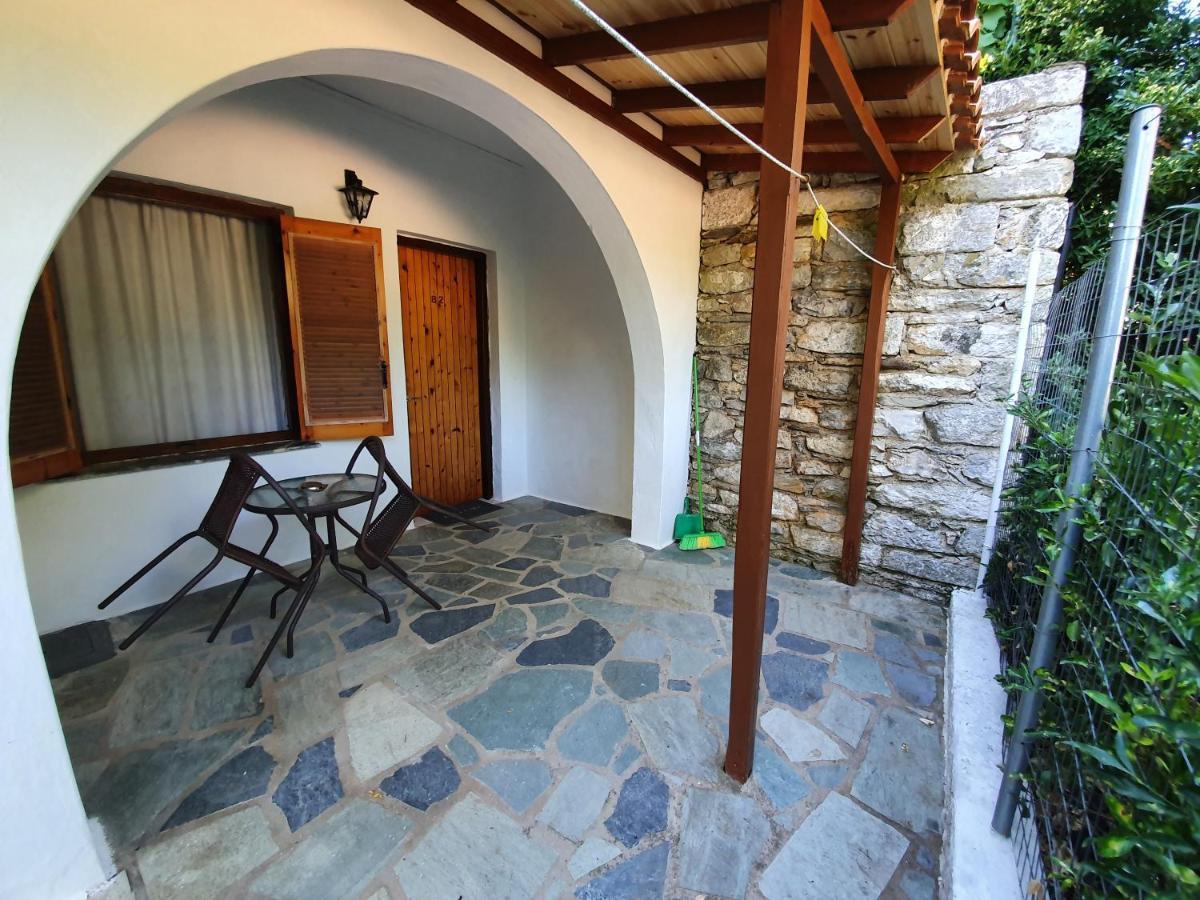 Dionisos Studios And Apts Skiathos コウコウナリス エクステリア 写真