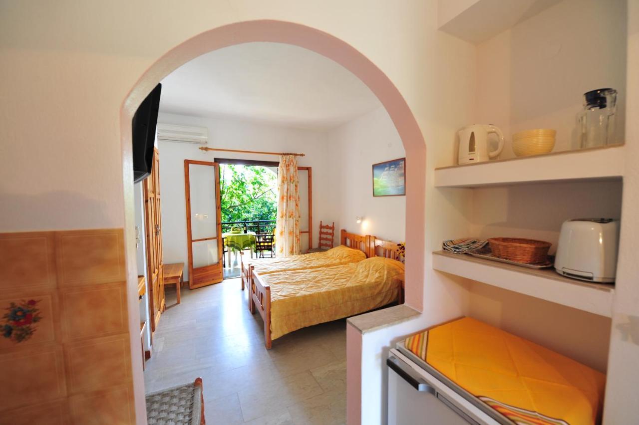 Dionisos Studios And Apts Skiathos コウコウナリス エクステリア 写真
